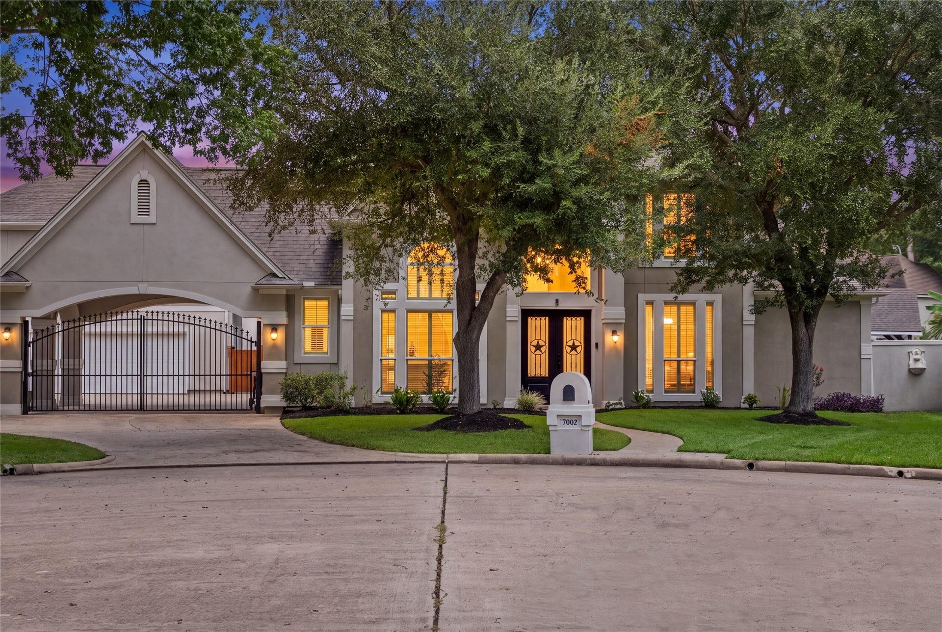 7002 Champions Centre Court, Houston, TX 77069 Welcome to your dream home!