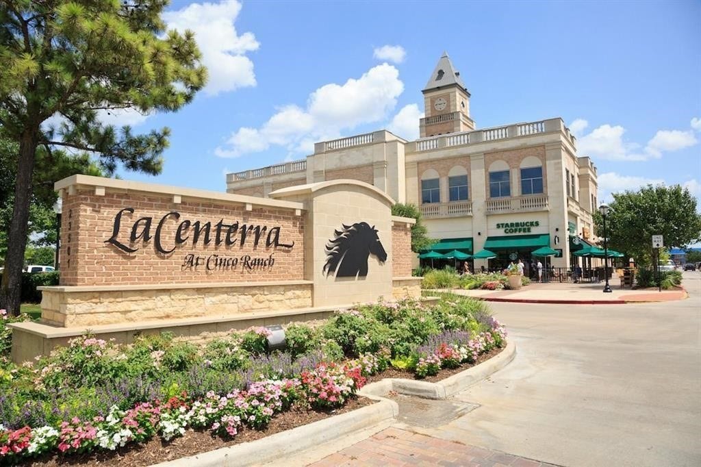 9931 Hutton Park Drive, Katy, TX 77494 Residents are just minutes away from LaCenterra at Cinco Ranch, a thriving 34-acre open-air hub packed with over 50 upscale retail options, a weekly Sunday farmers market, and top-tier dining spaces.