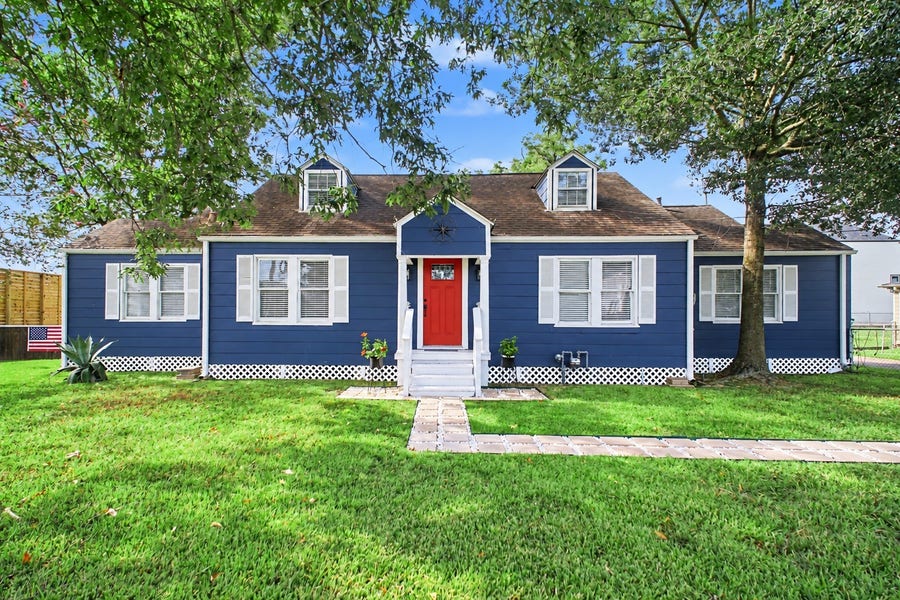 Property photo for 801 Woodcrest Drive, Houston, TX