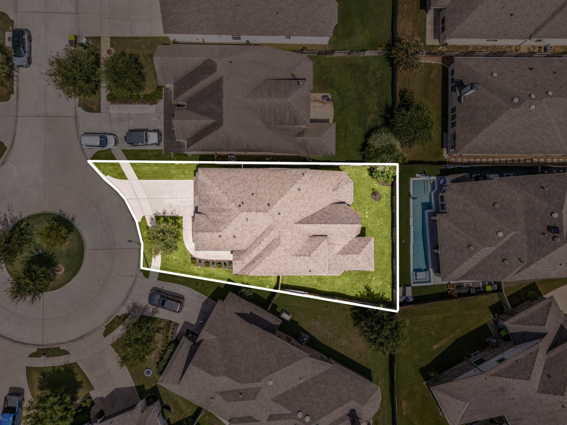 30715 Parkside Passage Drive, Fulshear, TX 77441 This home sits on a large lot with ample yard space in front and the back, lush landscaping and a well-maintained yard. Plenty of space to accommodate guest parking and situated on a quiet cul-de-sac street in the