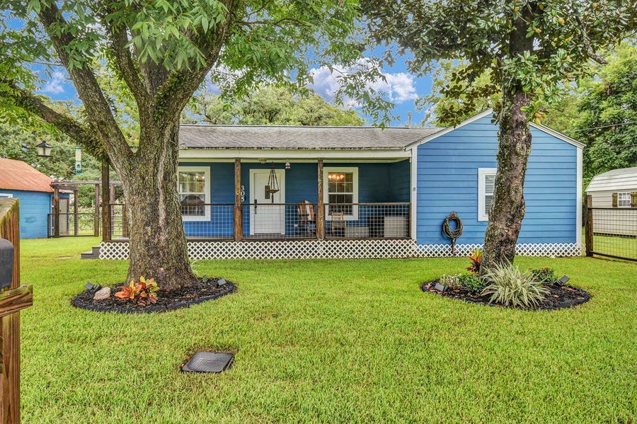 Property photo for 305 South 15th Street, West Columbia, TX