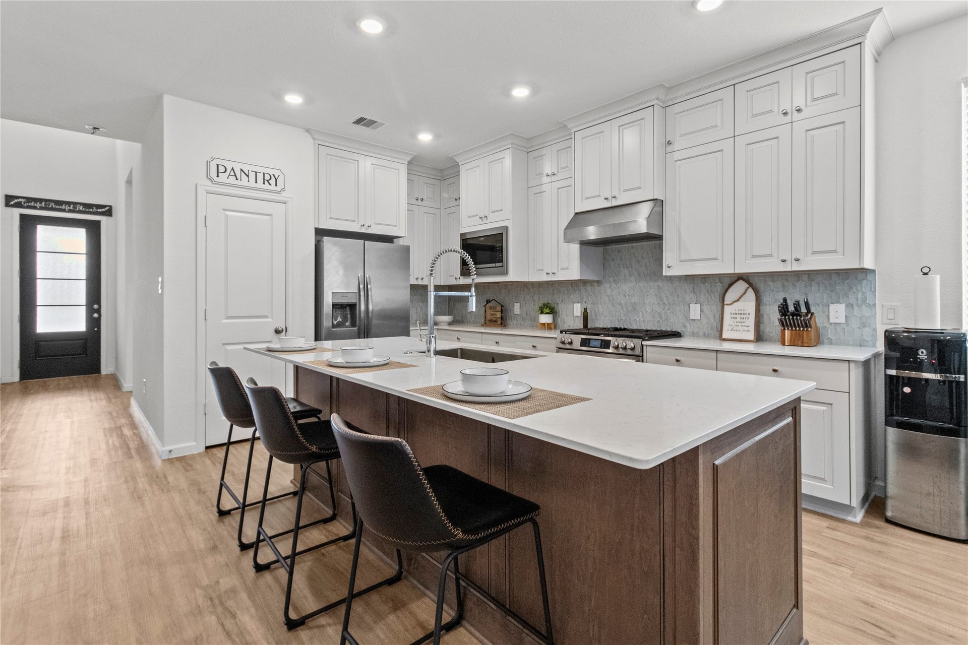 2909 Ballast Green Drive, La Marque, TX 77568 Elegant kitchen with a spacious island, sleek stainless steel appliances, and abundant cabinetry.