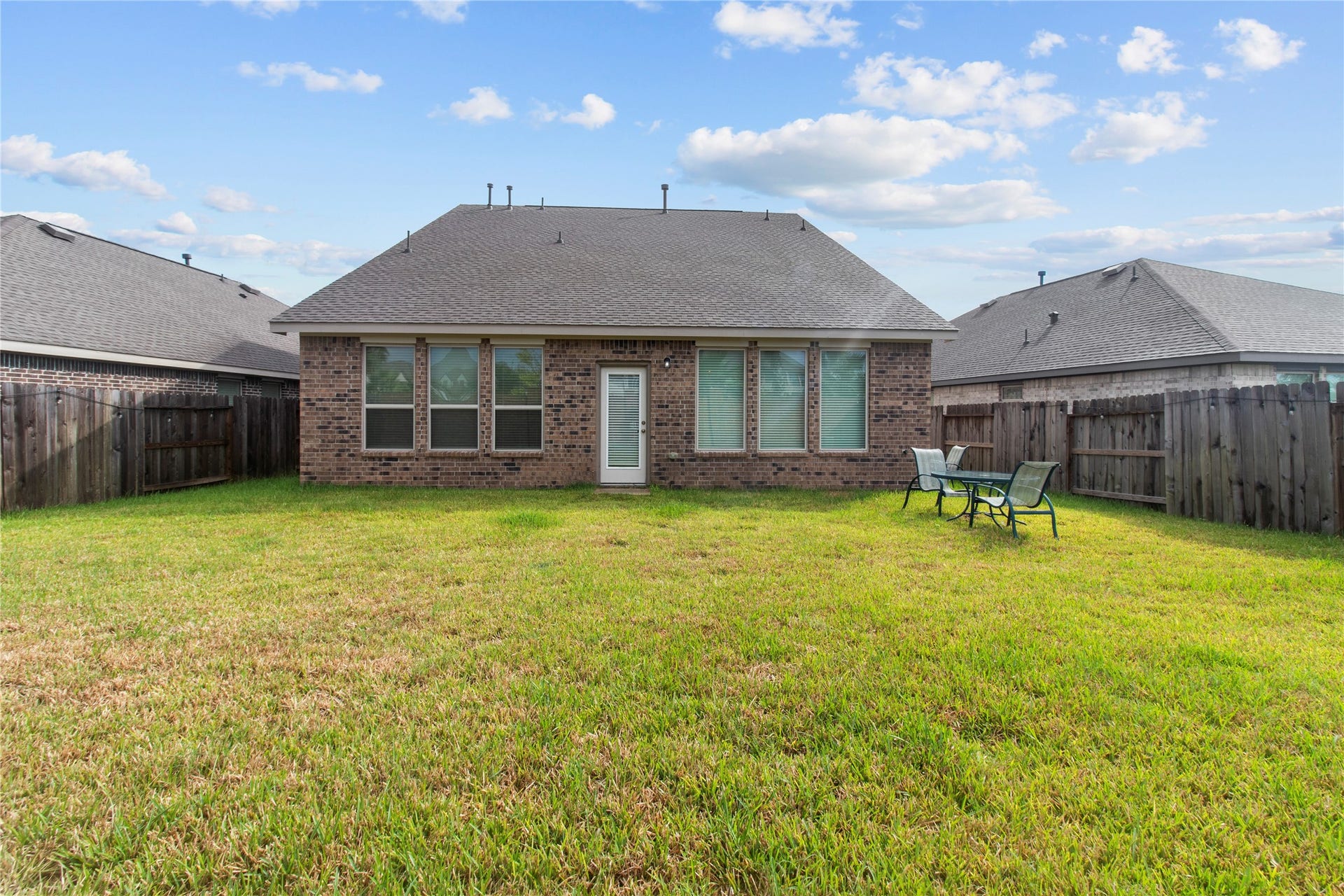 2909 Ballast Green Drive, La Marque, TX 77568 Spacious fenced backyard with a well-maintained lawn, perfect for outdoor entertaining or relaxing with family.