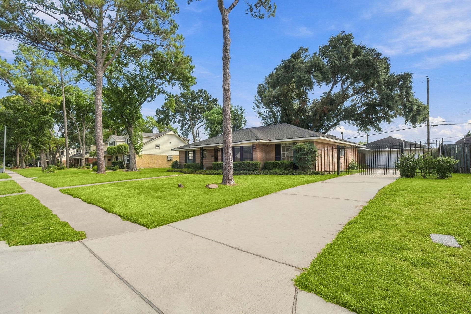 7823 Twin Hills Drive, Houston, TX 77071 7823 Twin Hills Drive, Houston, TX 77071