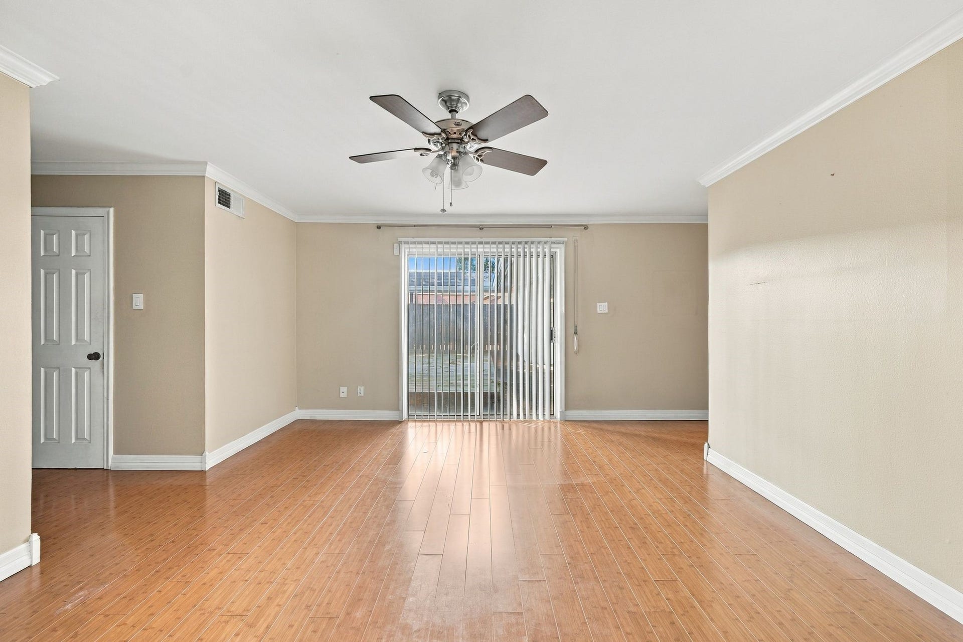 7823 Twin Hills Drive, Houston, TX 77071 7823 Twin Hills Drive, Houston, TX 77071