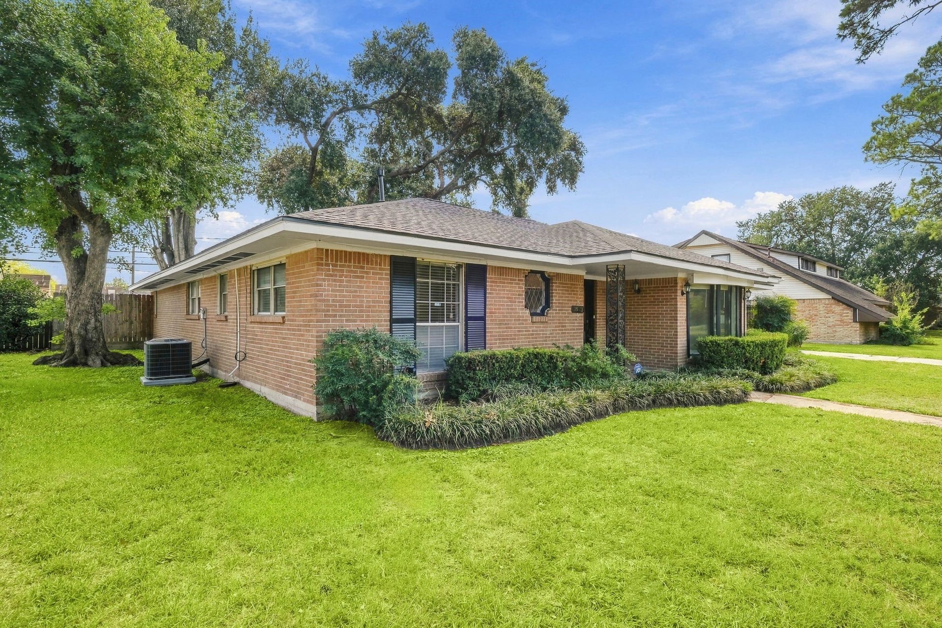7823 Twin Hills Drive, Houston, TX 77071 7823 Twin Hills Drive, Houston, TX 77071