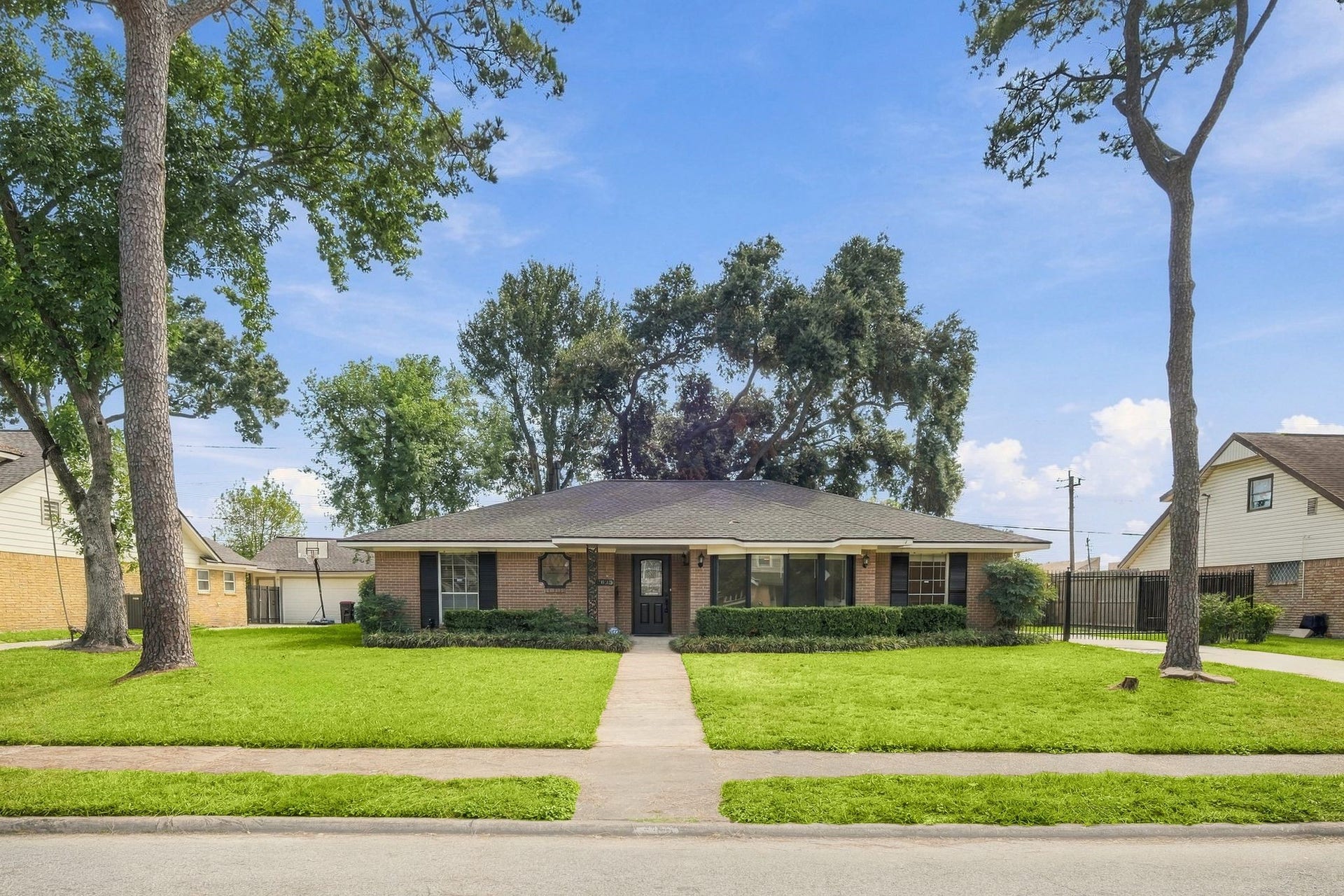 7823 Twin Hills Drive, Houston, TX 77071 7823 Twin Hills Drive, Houston, TX 77071
