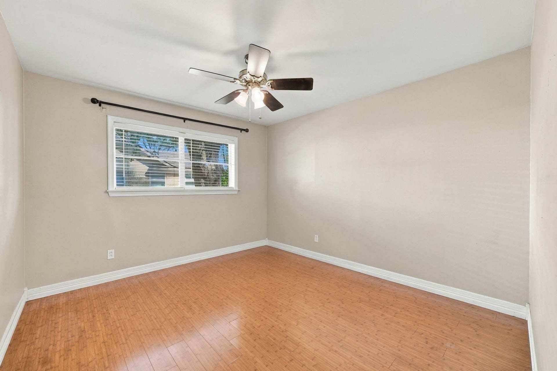 7823 Twin Hills Drive, Houston, TX 77071 7823 Twin Hills Drive, Houston, TX 77071