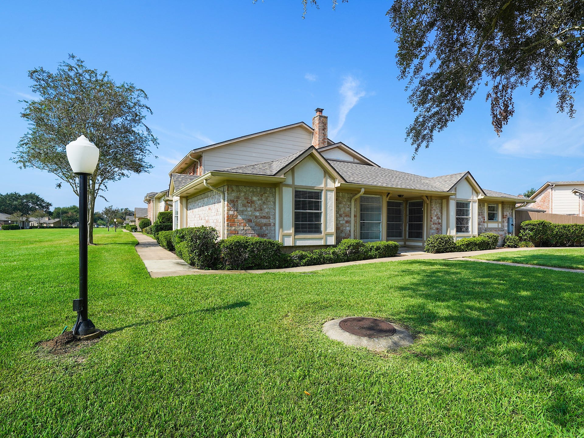 48 Chapparal Court, Missouri City, TX 77459 Lots of Space to stretch out!