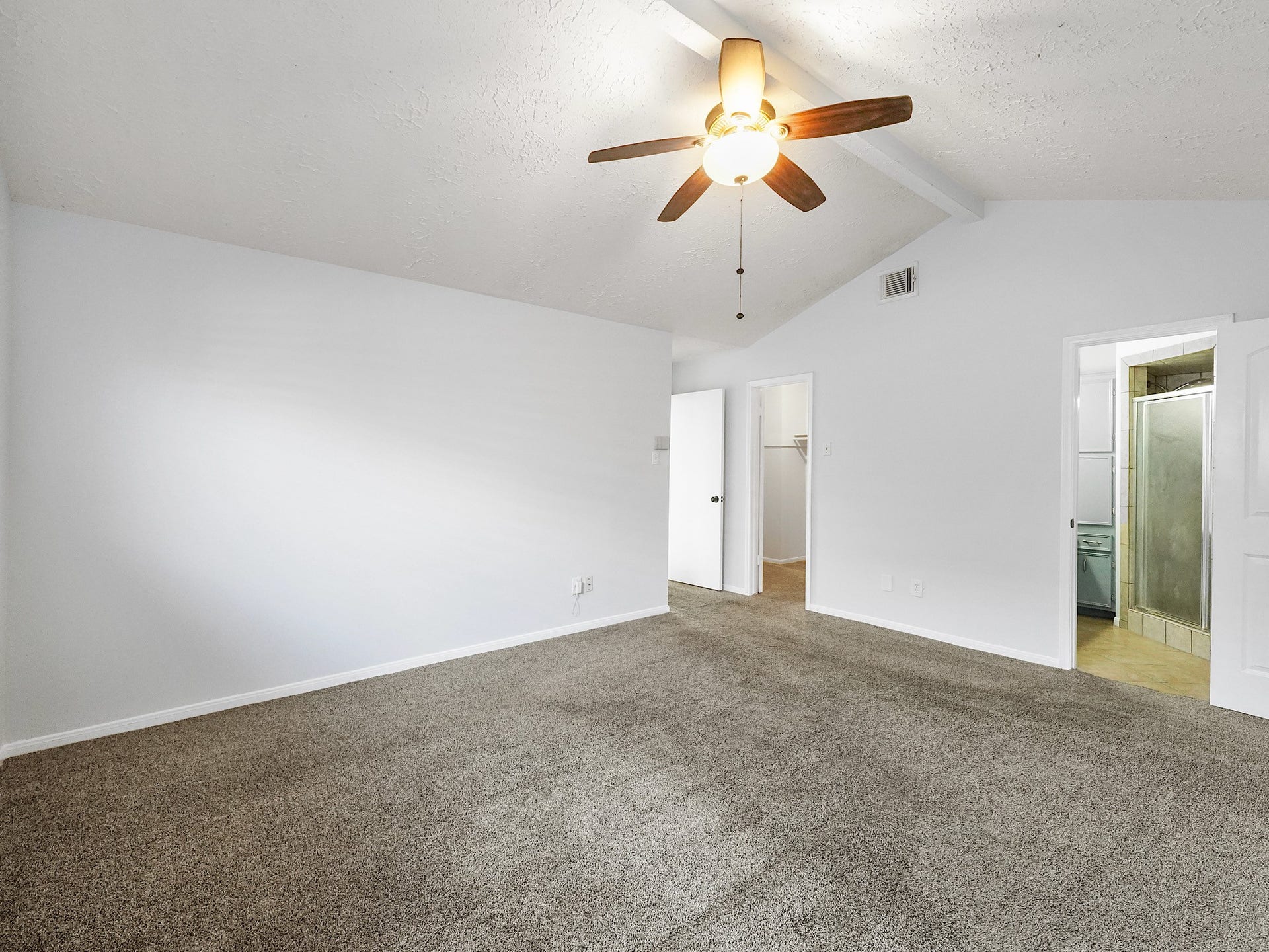 48 Chapparal Court, Missouri City, TX 77459 Large walk in closet in the master bedroom.