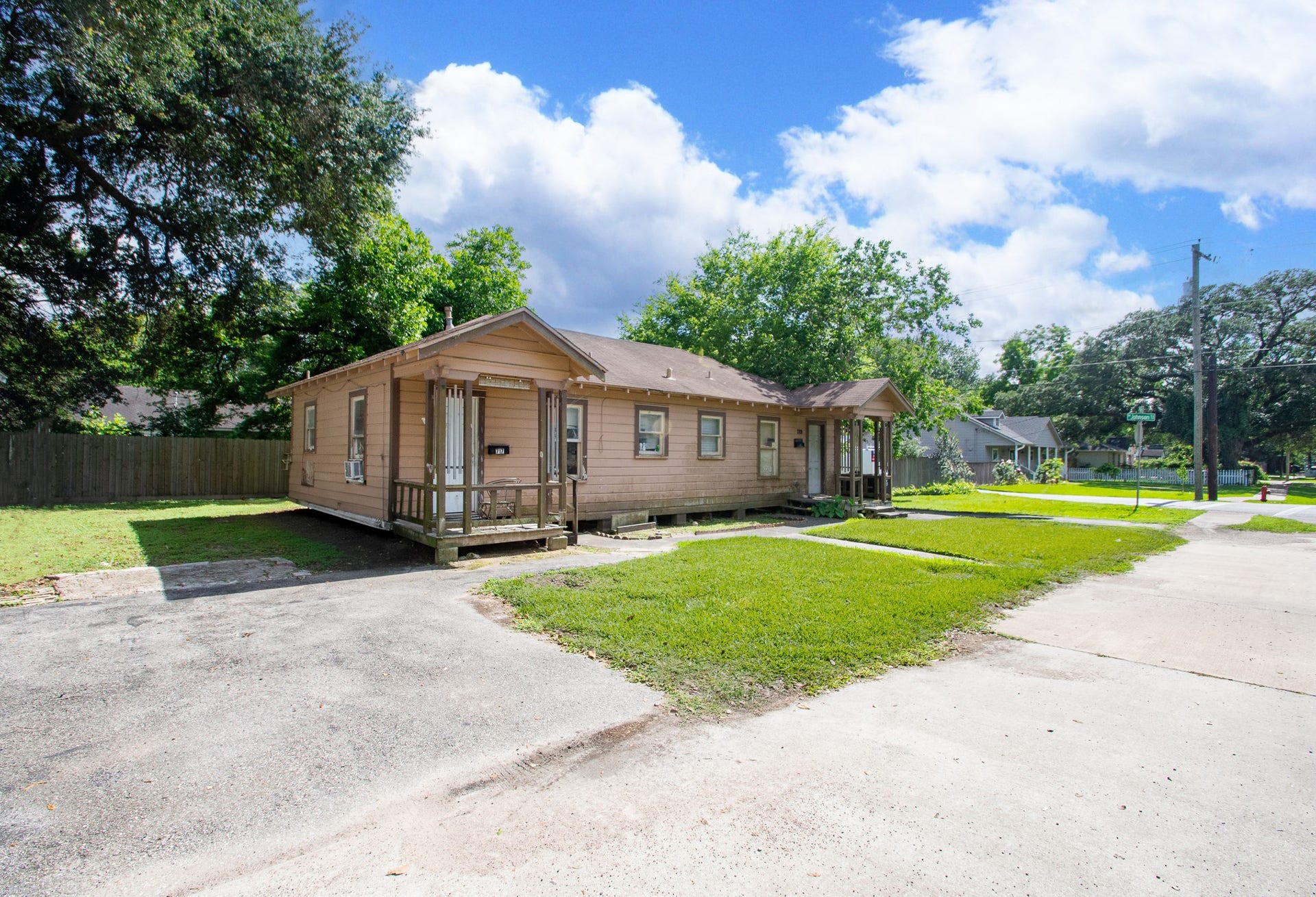 713 W Willis Street, Alvin, TX 77511 713 W Willis Street, Alvin, TX 77511
