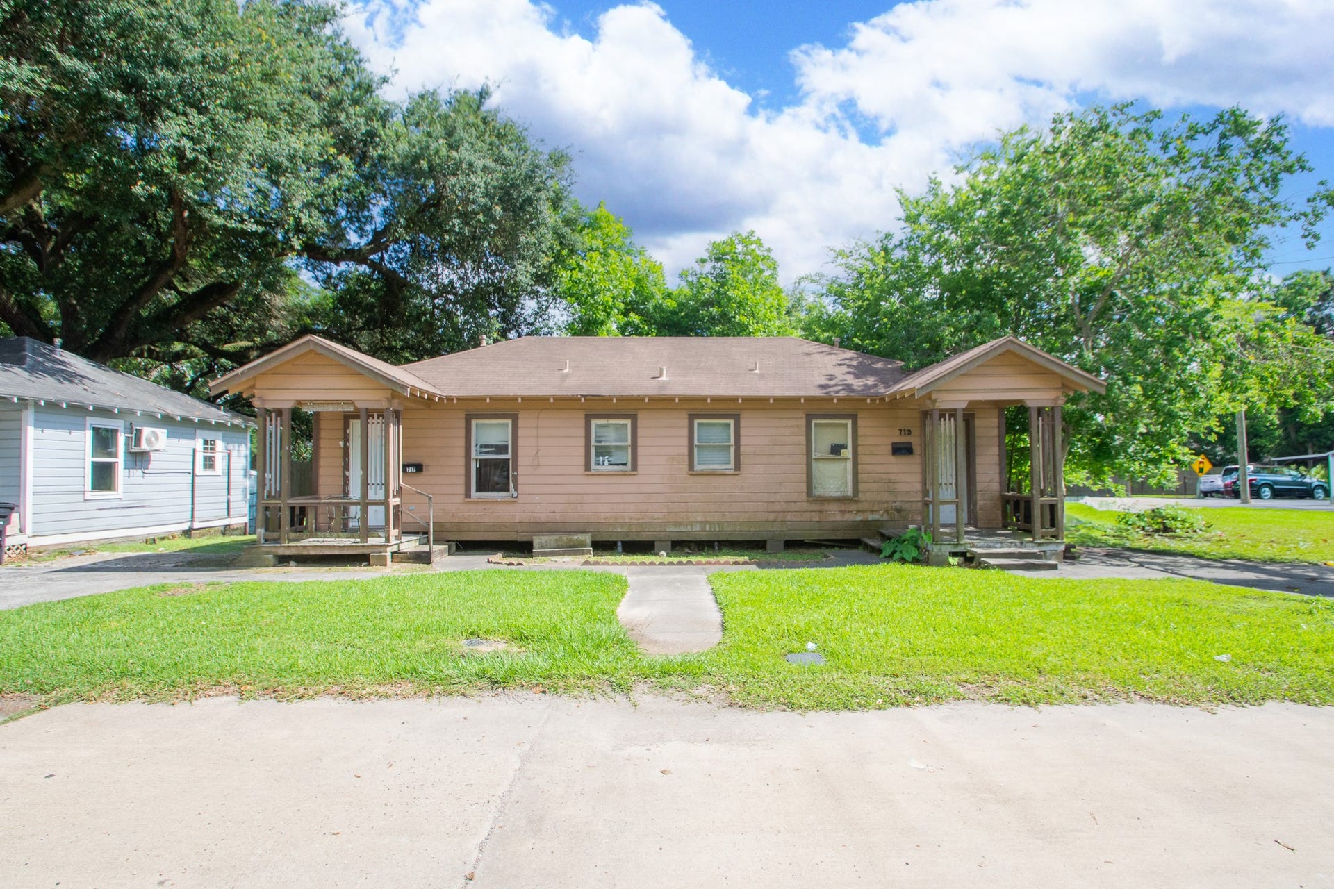 713 W Willis Street, Alvin, TX 77511 713 W Willis Street, Alvin, TX 77511