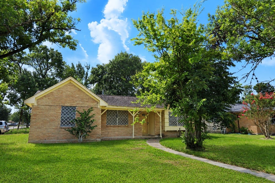 Property photo for 101 Hickory Street, Lake Jackson, TX