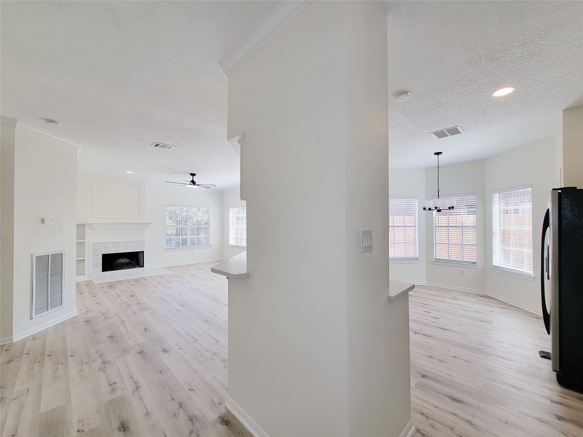 1422 Mabry Mill Road, Houston, TX 77062 spacious living room