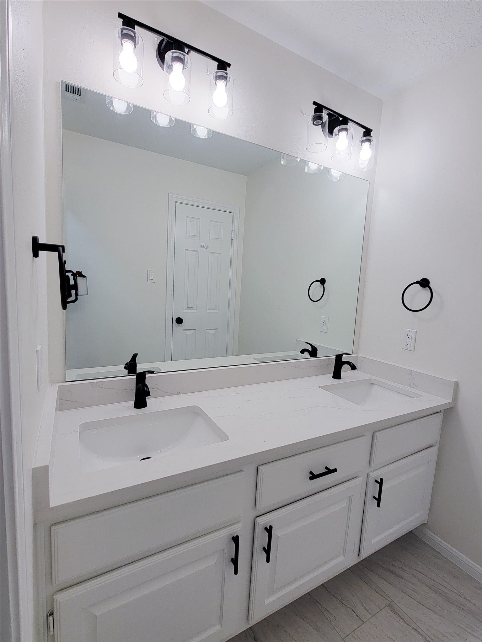 1422 Mabry Mill Road, Houston, TX 77062 secondary bath
