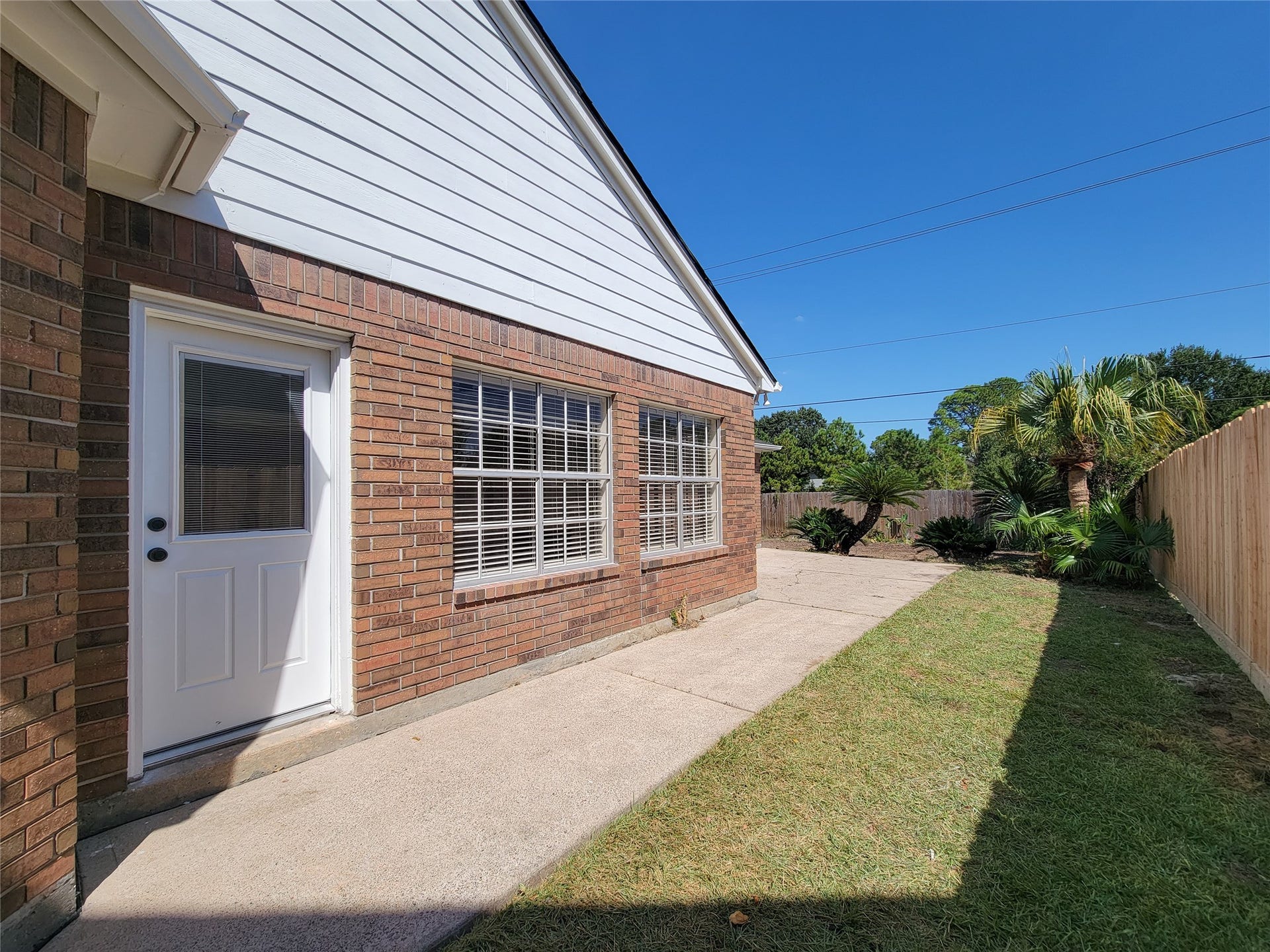 1422 Mabry Mill Road, Houston, TX 77062 patio