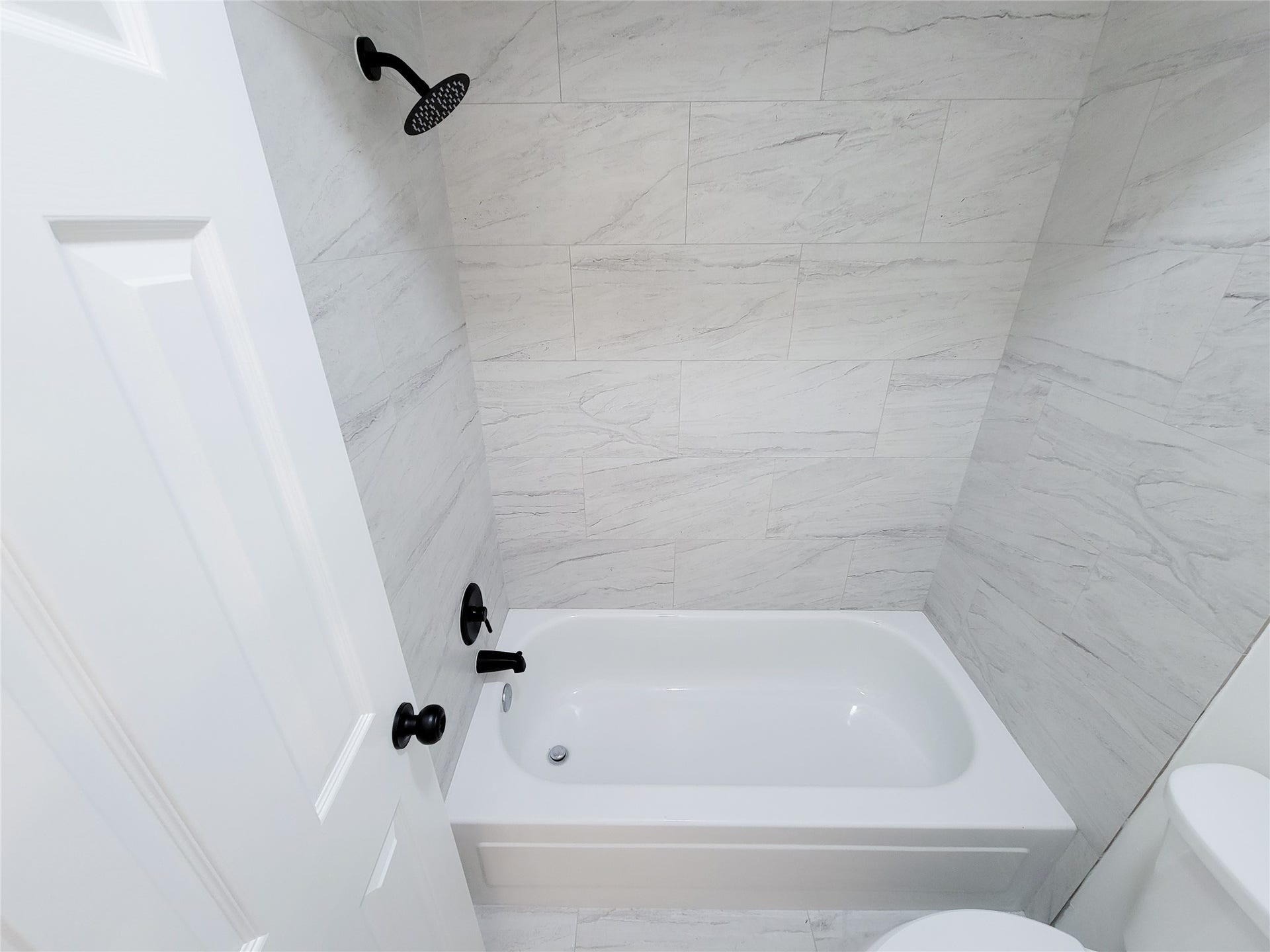 1422 Mabry Mill Road, Houston, TX 77062 secondary bath