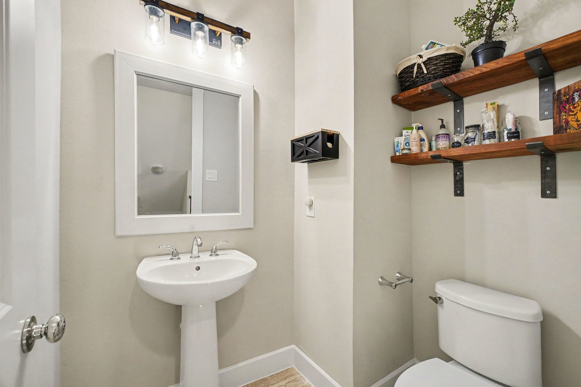 1156 Wycliffe Drive, Houston, TX 77043 Half Bath.