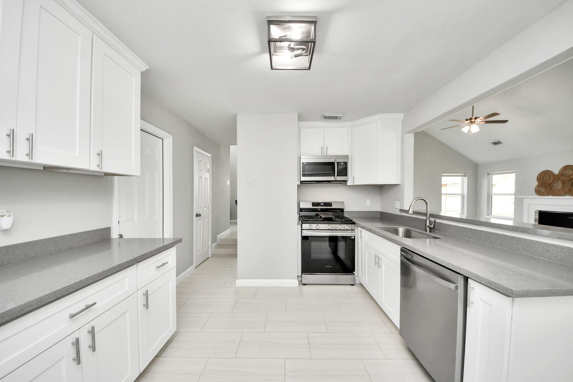 4450 Hidden Trace Court, Houston, TX 77066 Kitchen