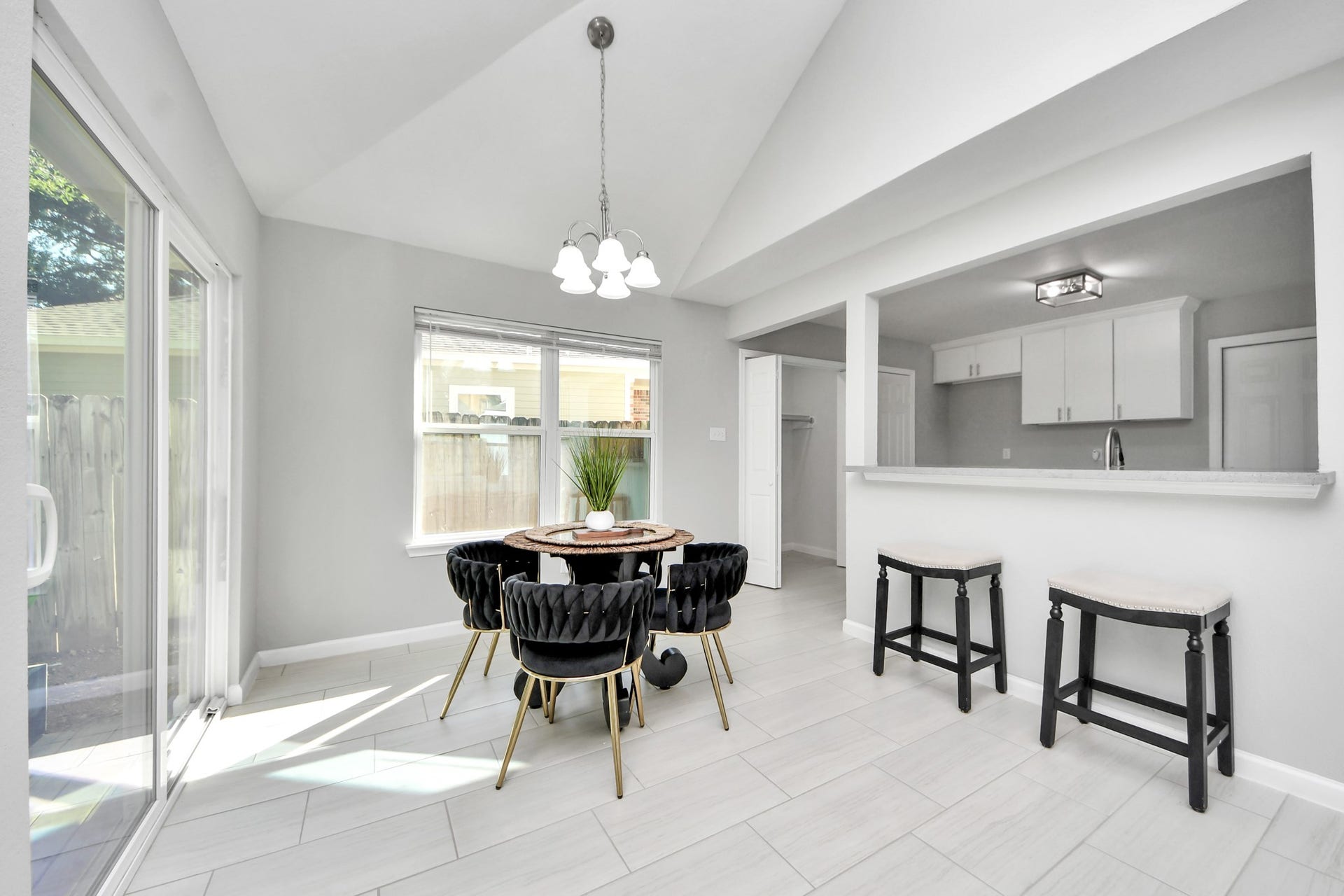 4450 Hidden Trace Court, Houston, TX 77066 Kitchen/ Dining combo