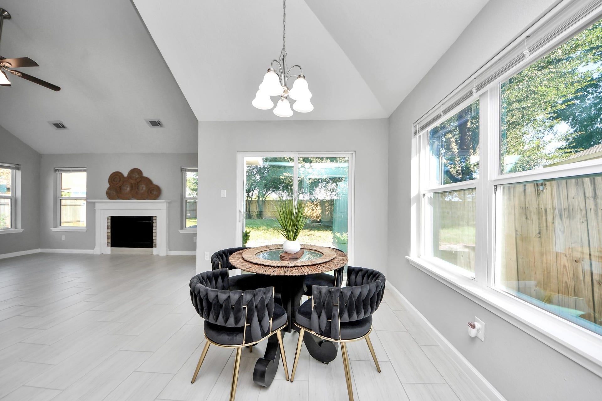 4450 Hidden Trace Court, Houston, TX 77066 Dining area