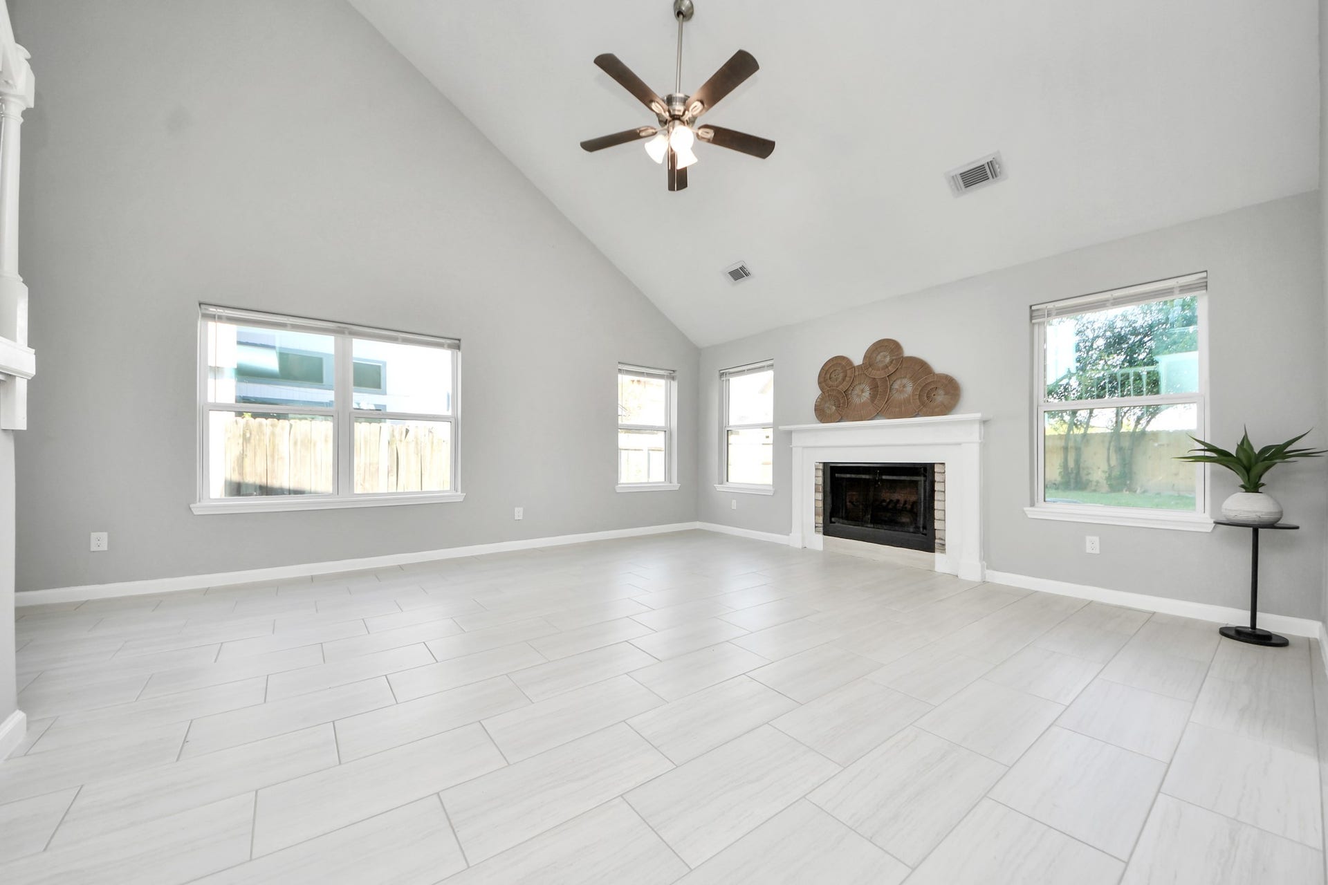 4450 Hidden Trace Court, Houston, TX 77066 Living room