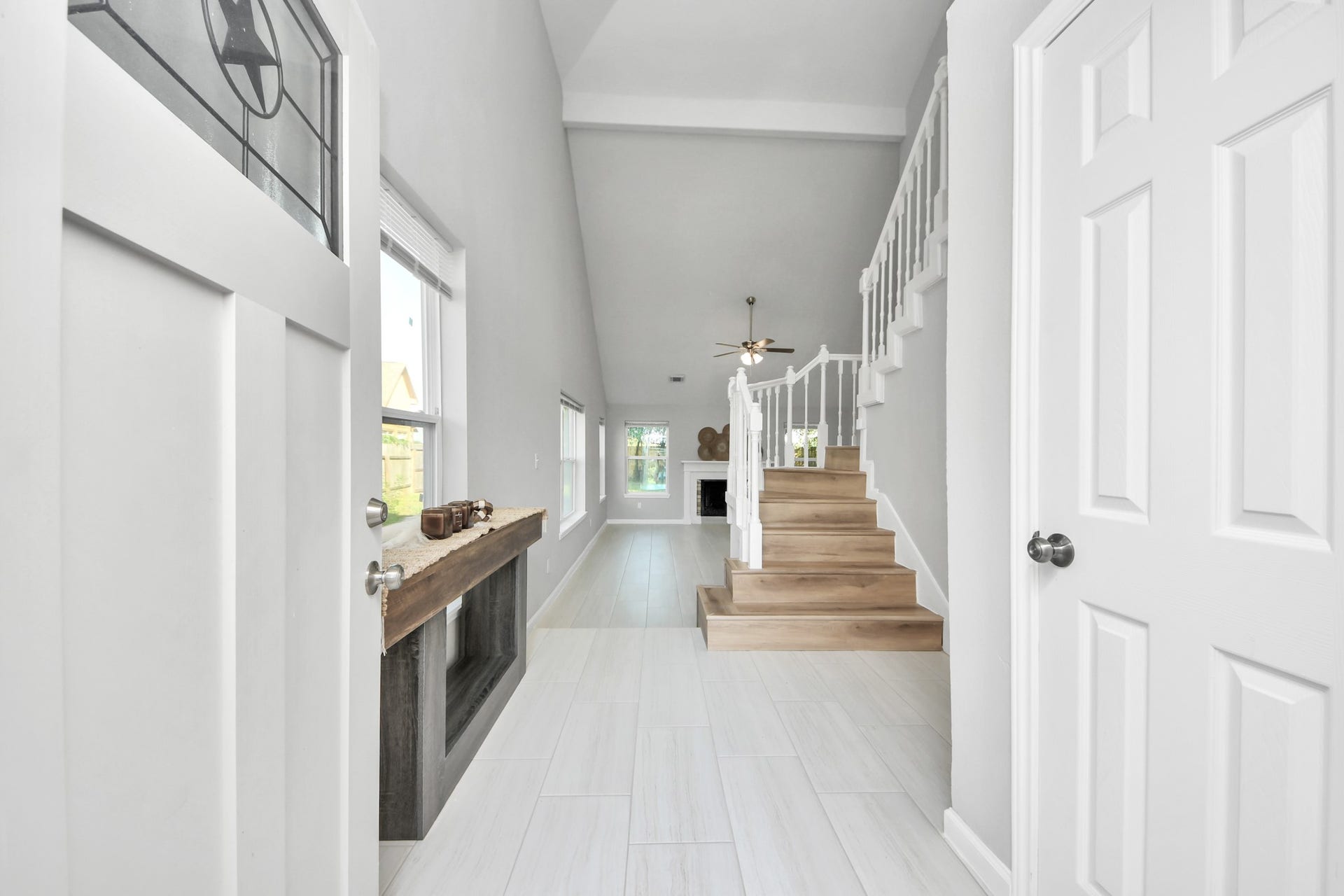 4450 Hidden Trace Court, Houston, TX 77066 Entry way