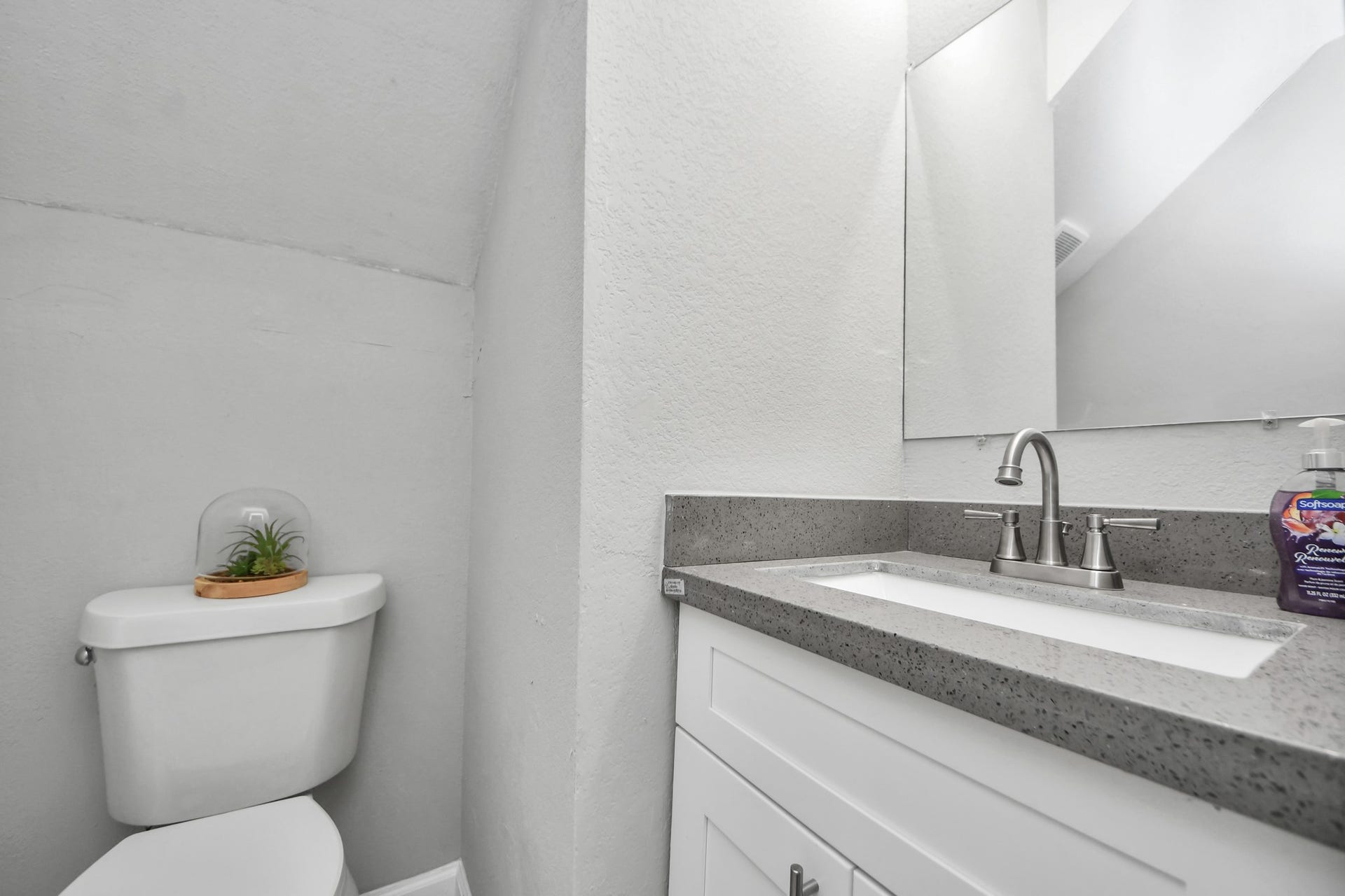 4450 Hidden Trace Court, Houston, TX 77066 Half bath