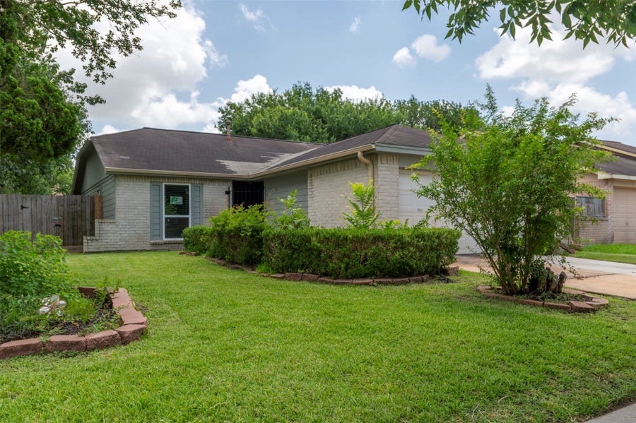 Property photo for 10703 Highland Woods Drive, Sugar Land, TX