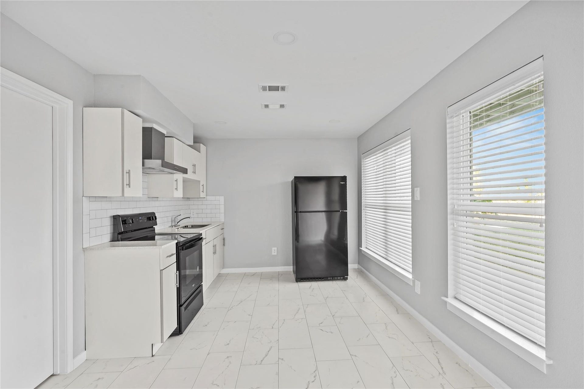 1803 Oak Street, La Marque, TX 77568 Kitchen