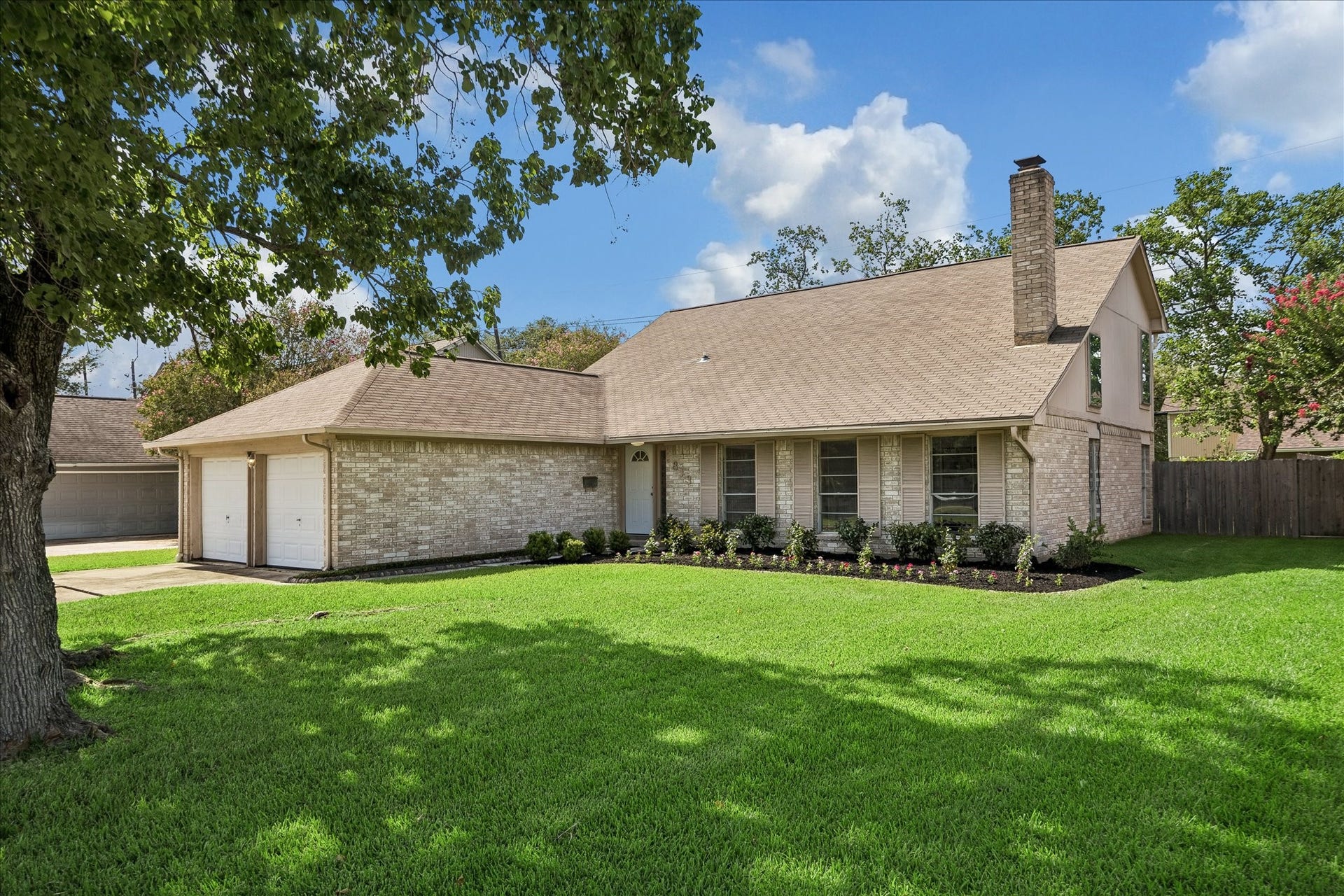 Great Sugarmill location close to Schlumberger, easy access to I-59/69, and Lakeview Elementary right down the street.
