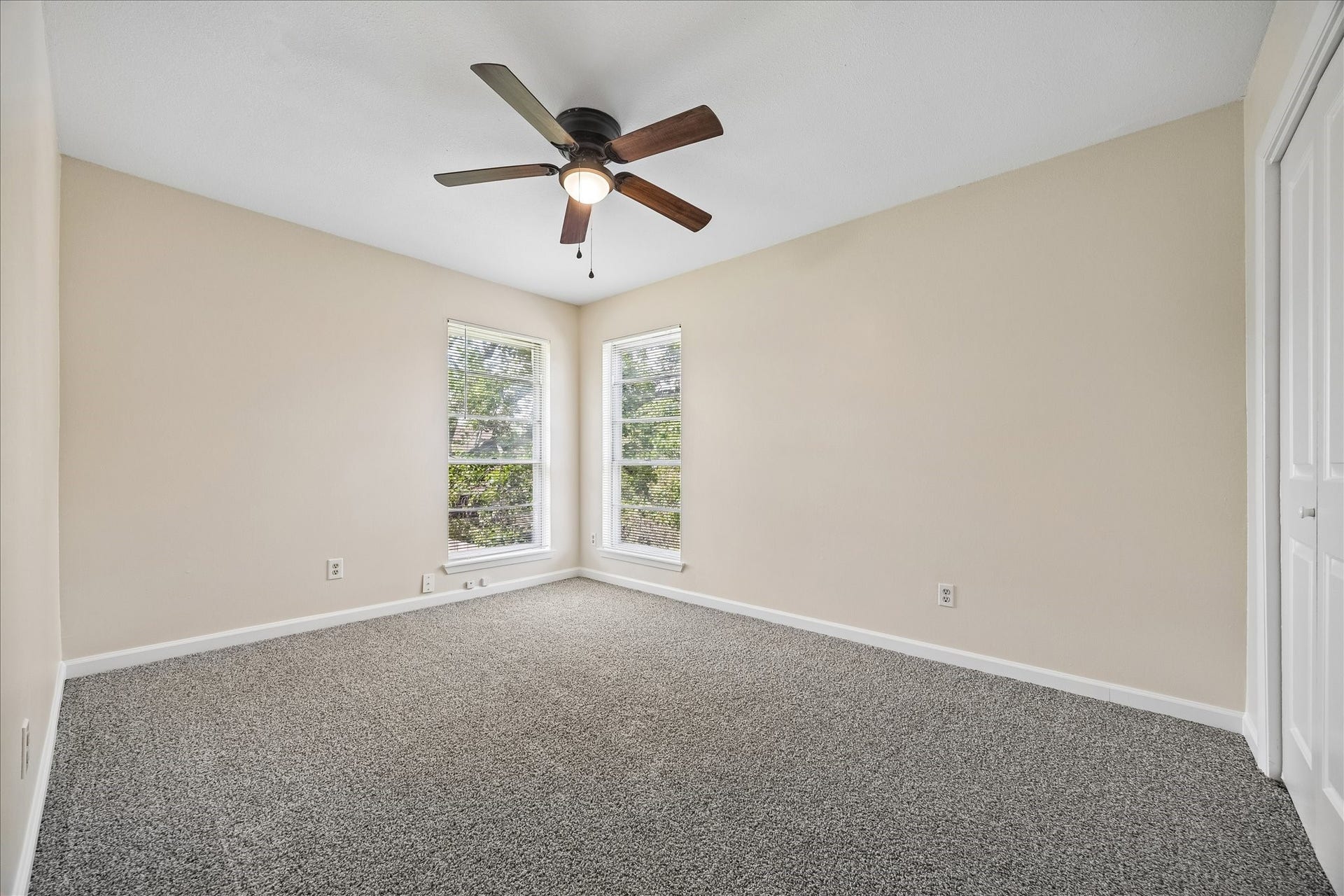 There are 2 bedrooms upstairs that share a full bath. Tree top back yard views!