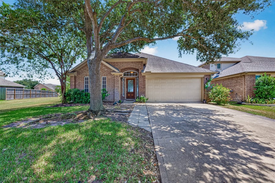 Property photo for 2014 Foxgate Drive, Rosenberg, TX