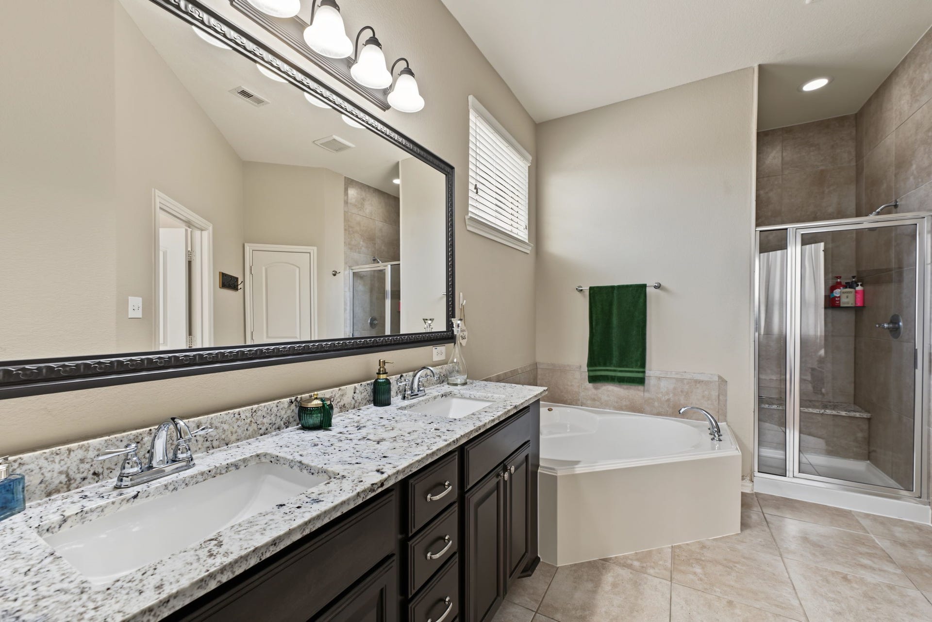 178 Biltmore Loop, Montgomery, TX 77316 This bathroom HAS IT ALL!! Dual sinks with ample storage, large soaking tub and an oversized shower with a bench.