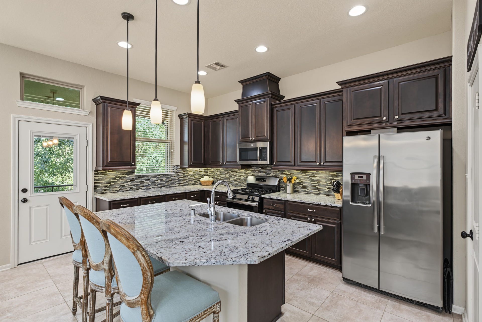 178 Biltmore Loop, Montgomery, TX 77316 The heart of the home is calling! Enjoy a spacious kitchen with a striking island, stylish cabinetry, and room to gather around every meal.