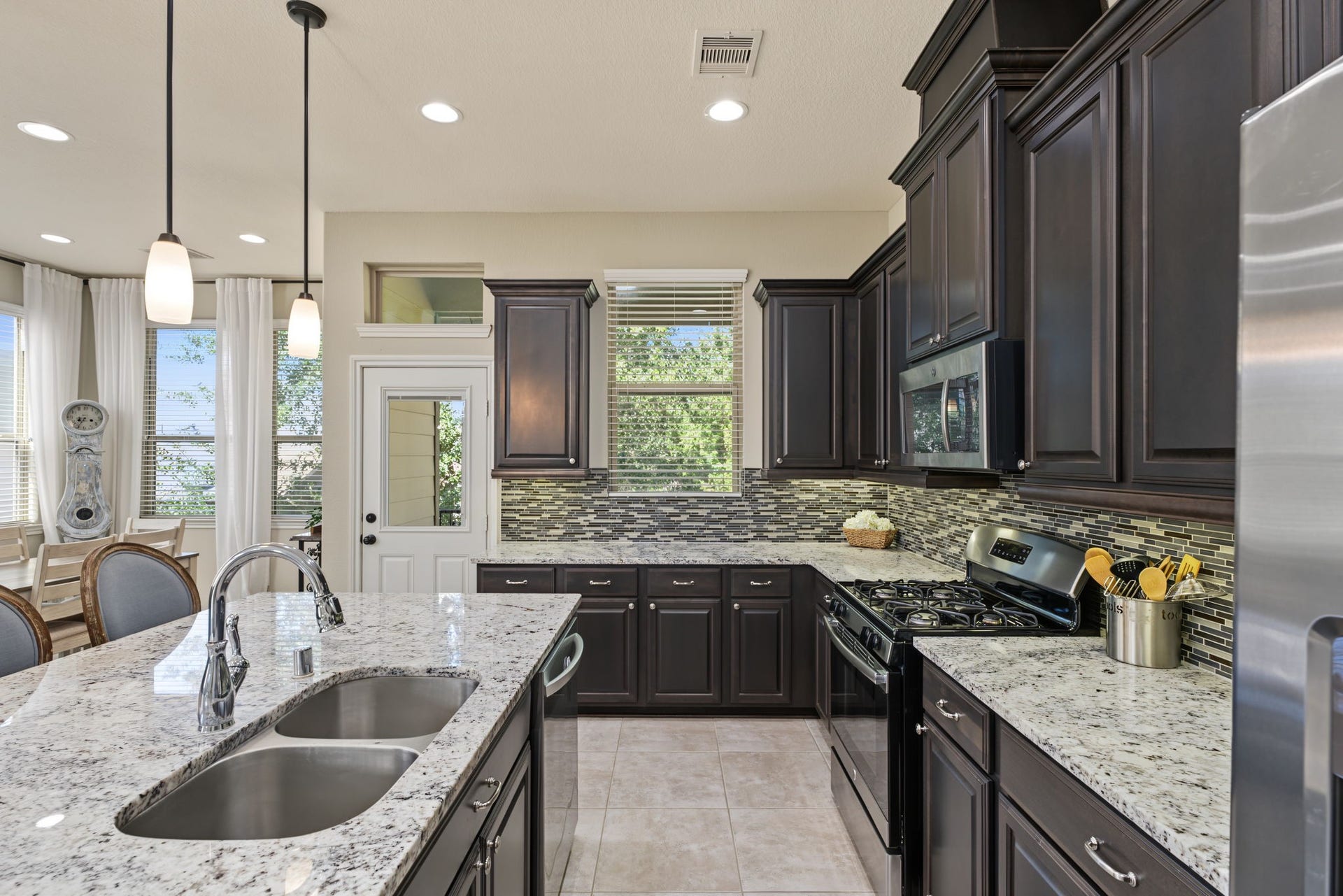 178 Biltmore Loop, Montgomery, TX 77316 Designed to impress and built for gathering! Love the bold cabinetry, expansive island, and sophisticated style of this beautiful kitchen