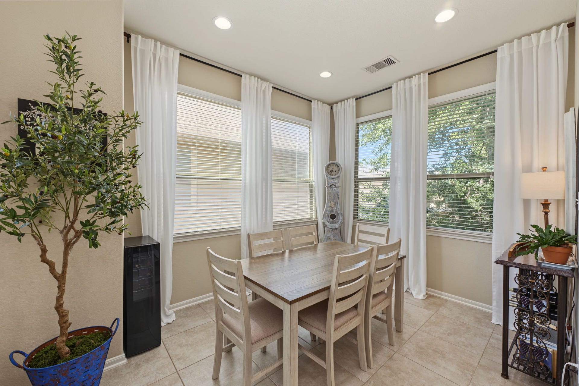 178 Biltmore Loop, Montgomery, TX 77316 Make room for memorable moments! This inviting dining area is ready for everything from casual family dinners to unforgettable celebrations.