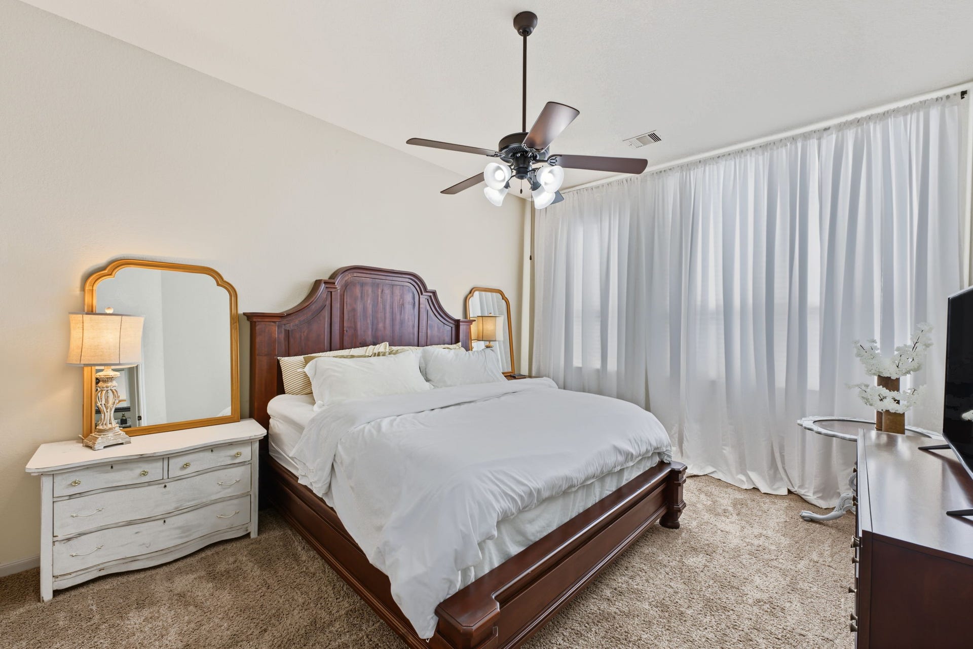 178 Biltmore Loop, Montgomery, TX 77316 Another view of the primary bedroom with a wall of windows to let in the natural light.