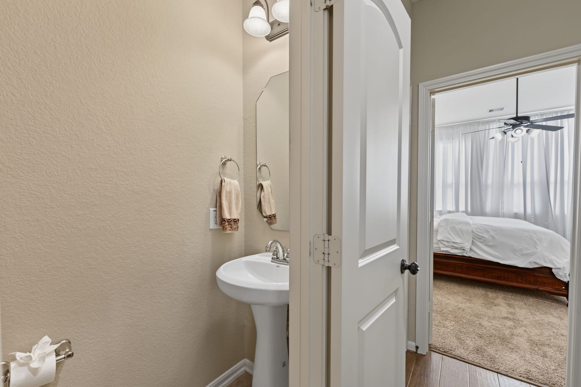 178 Biltmore Loop, Montgomery, TX 77316 Conveniently designed 1/2 bathroom for your guests with a pedestal sink and mirror just off of the upstairs living area.