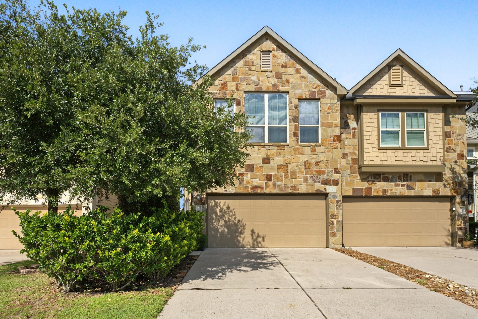 178 Biltmore Loop, Montgomery, TX 77316 Welcome to 178 Biltmore Loop. This beautiful townhome has been meticulously taken card of. Enjoy a low maintenance 3 bedroom, 2.5 bathrooms, 2 car garage home in the WOODFOREST community.