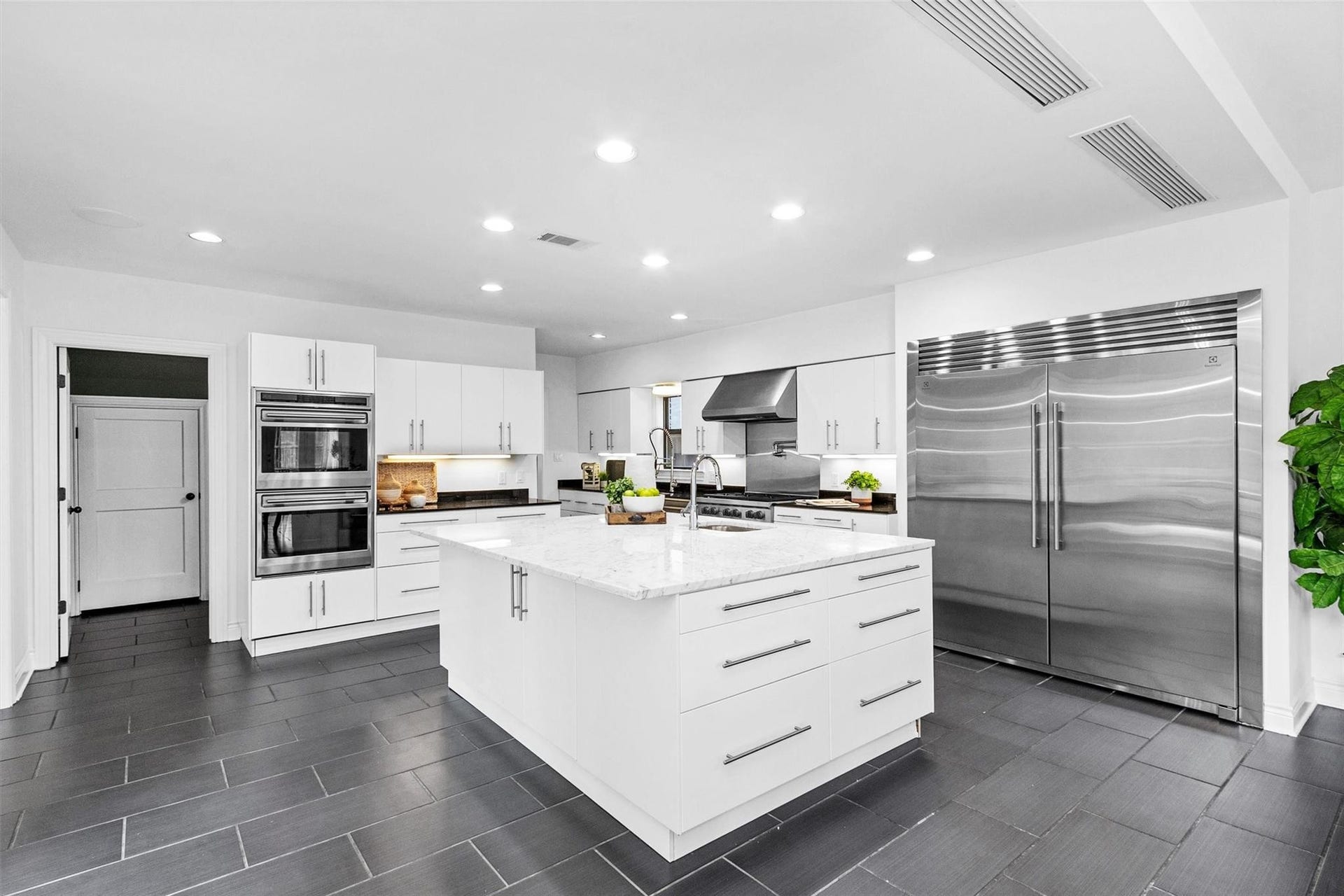 2144 Colquitt Street, Houston, TX 77098 2144 Colquitt Street, Houston, TX 77098