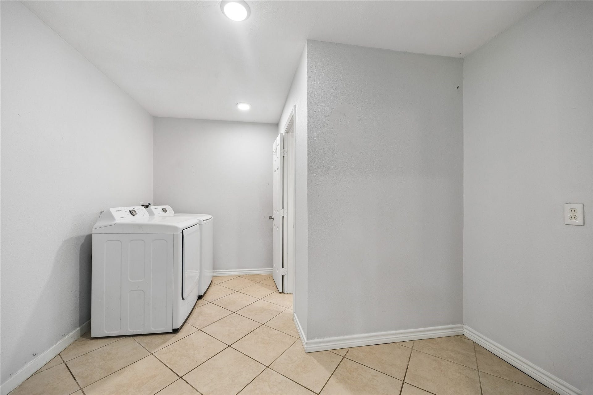 4702 Holly Street, Bellaire, TX 77401 4702 Holly Street, Bellaire, TX 77401