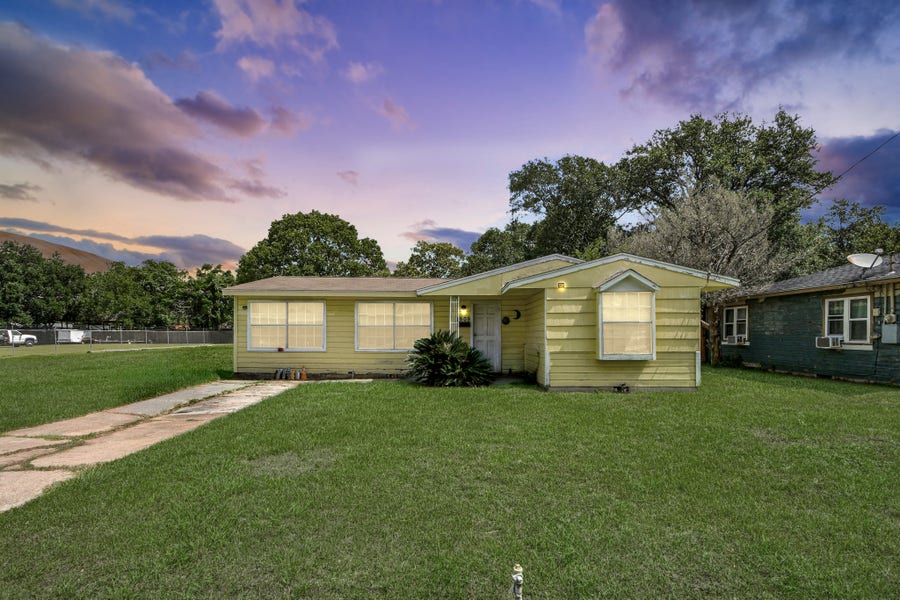 Property photo for 1909 Brooks Avenue, Rosenberg, TX