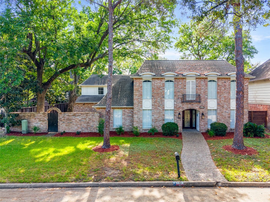 Property photo for 903 Crossroads Drive, Houston, TX