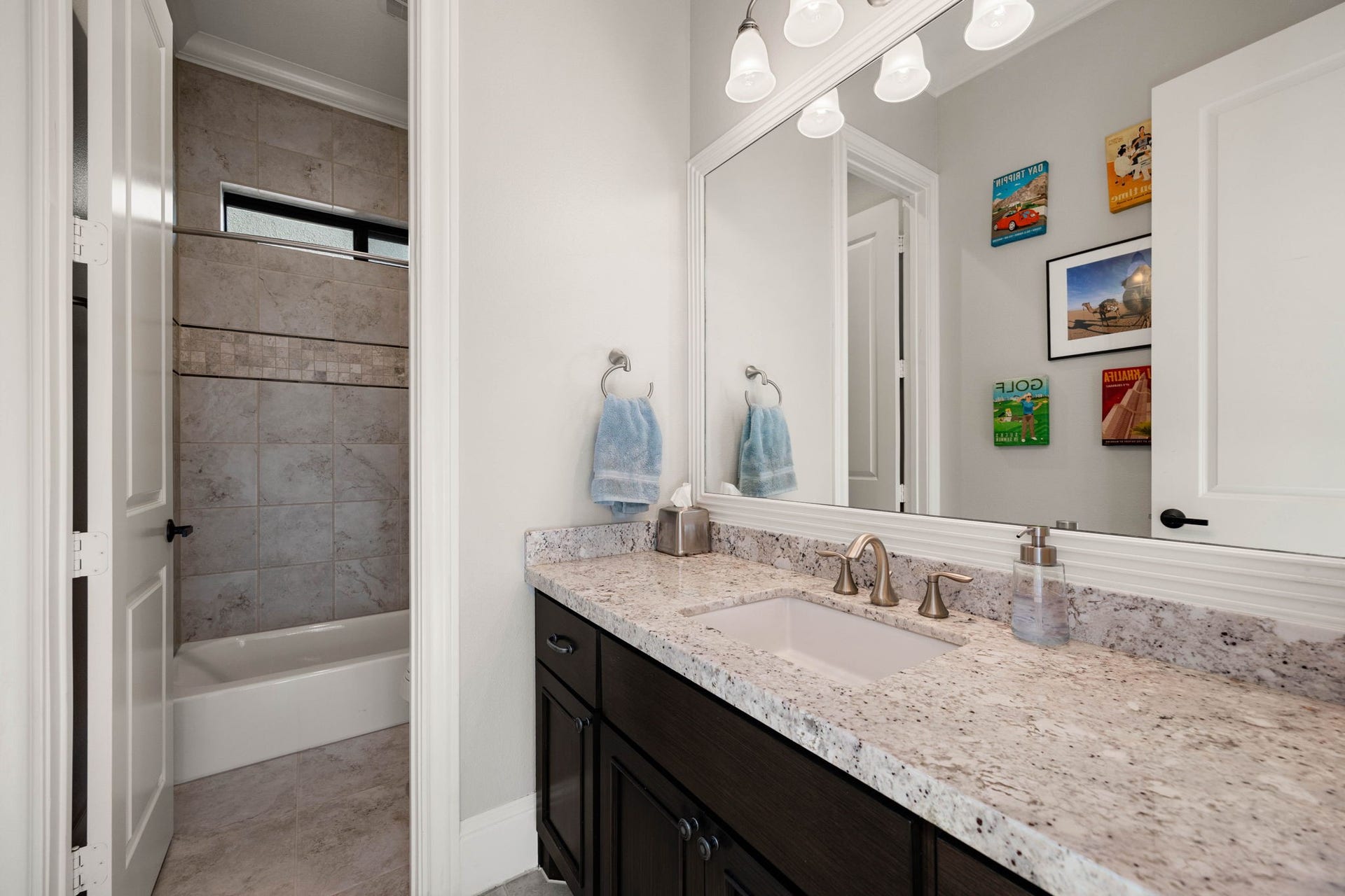 1847 Candlelight Place Drive, Houston, TX 77018 Full guest bathroom downstairs.