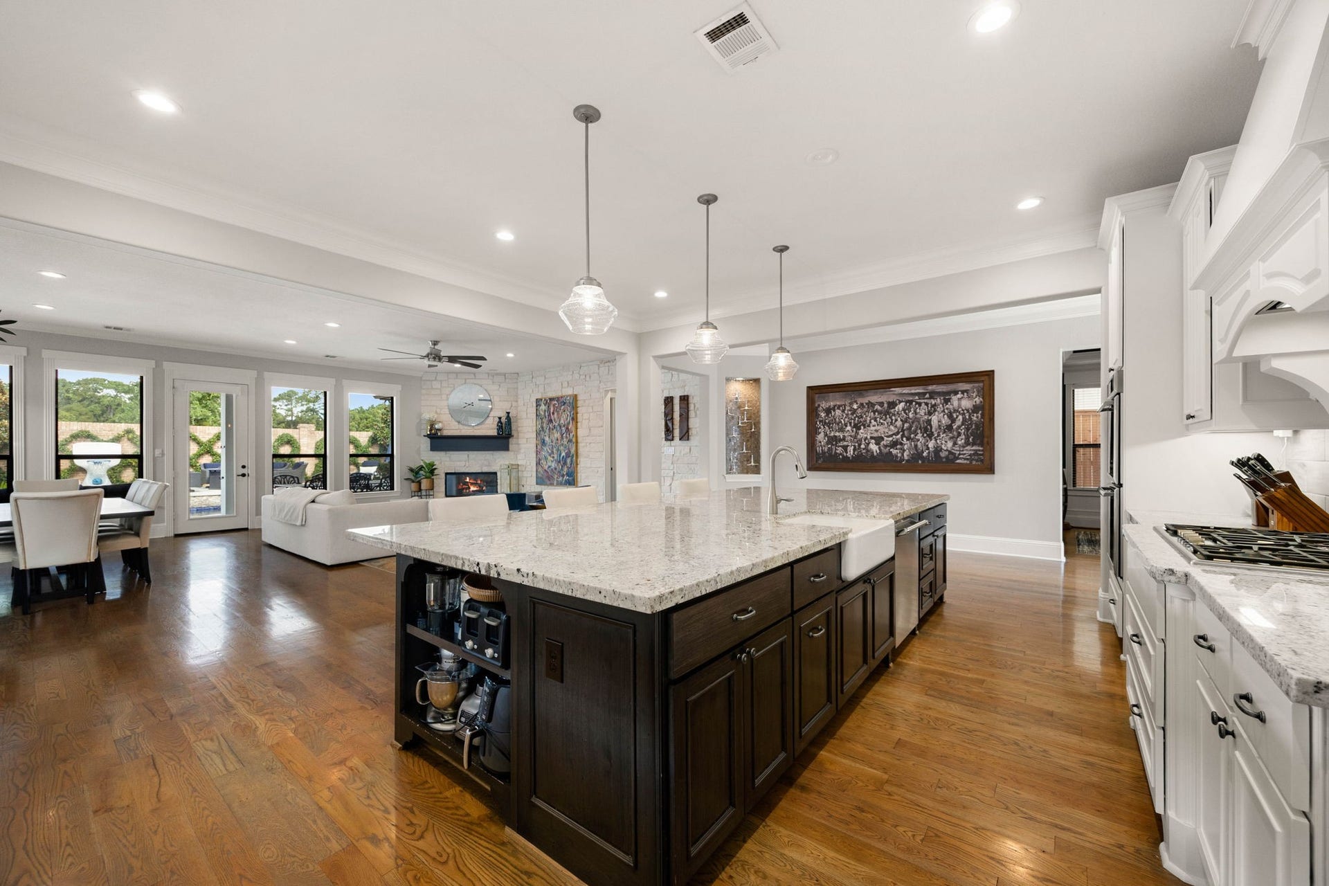 1847 Candlelight Place Drive, Houston, TX 77018 Oversized white farm sink & dish washer is located in the island - ample natural light from expansive windows, perfect for entertaining and family gatherings.