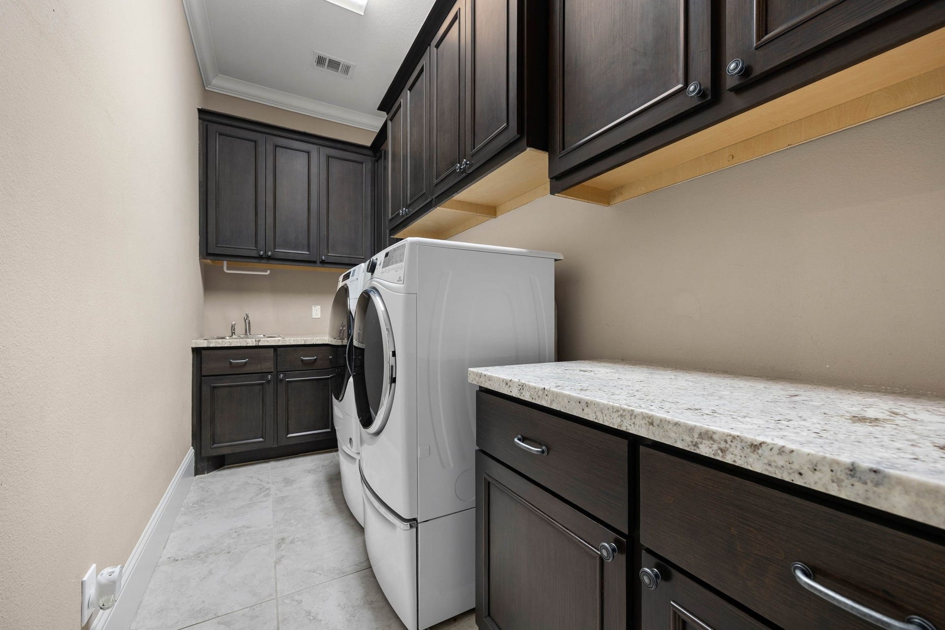 1847 Candlelight Place Drive, Houston, TX 77018 Huge utility room with sink and plenty of counter space