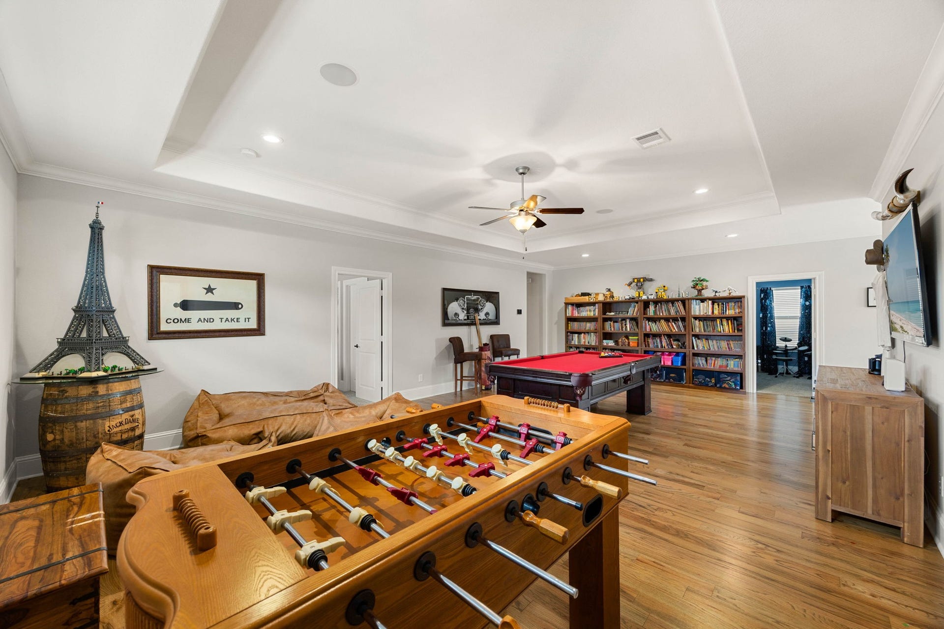 1847 Candlelight Place Drive, Houston, TX 77018 Boxed ceilings in game room.