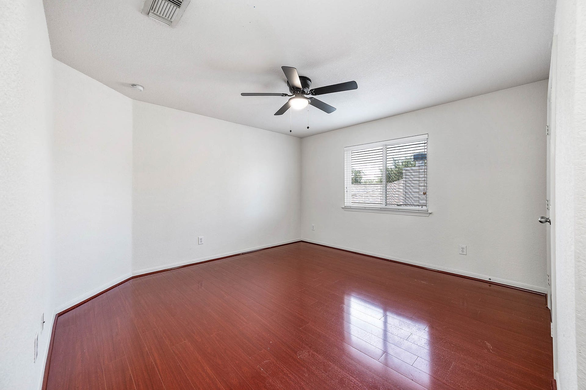 2032 Creek Shore Lane, Pearland, TX 77581