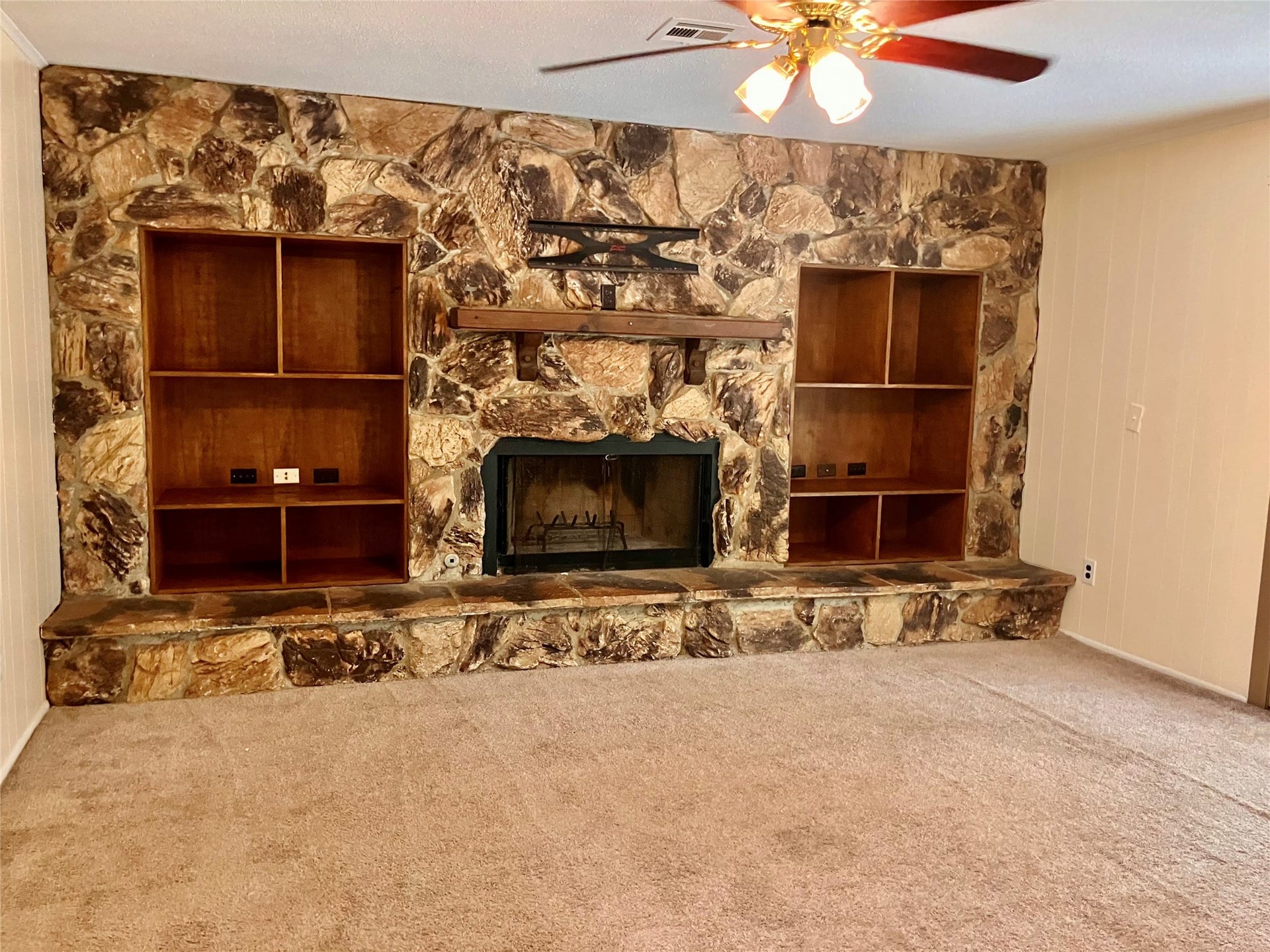 2301 Williams Drive, La Marque, TX 77568 hugh fireplace